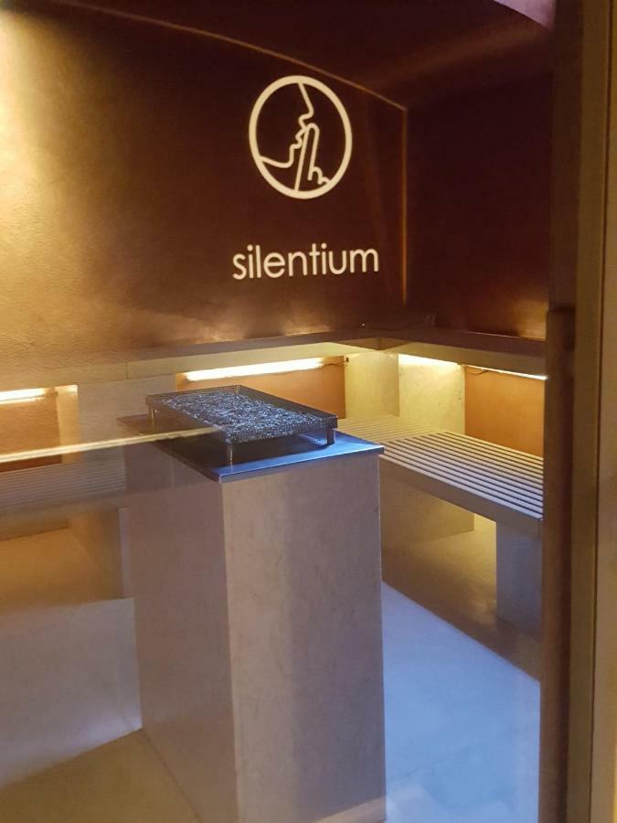 פיומיצ'ינו Airport & Fair Suite Apartments מראה חיצוני תמונה
