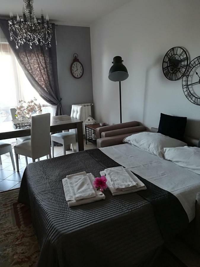 פיומיצ'ינו Airport & Fair Suite Apartments מראה חיצוני תמונה